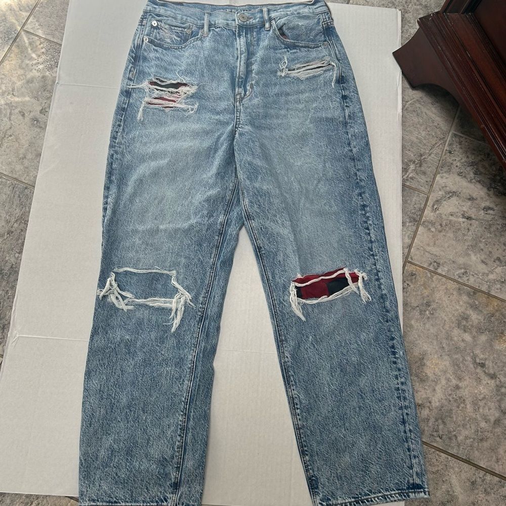 American Eagle Highest Rise 90s Boyfriend Light Wash Patch Distressed Jeans 12 - Picture 4 of 5